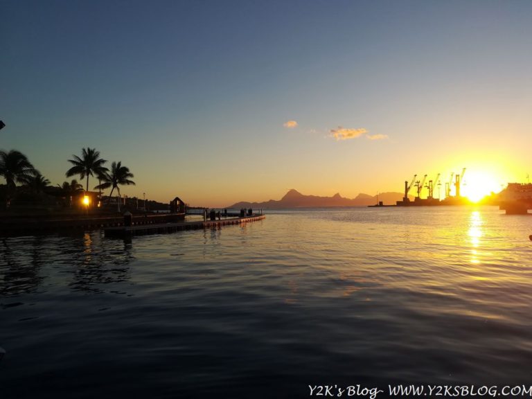 Marina di Papeete con Moorea sullo sfondo