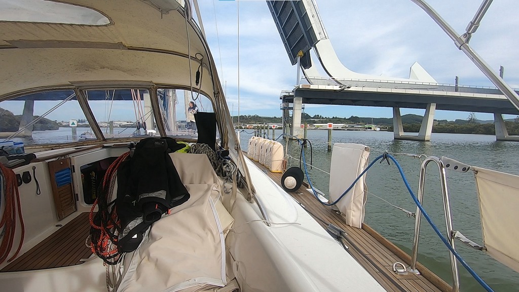 Y2K naviga per l'ultima volta sotto il ponte 